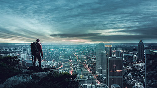 Mann sieht über Stadt