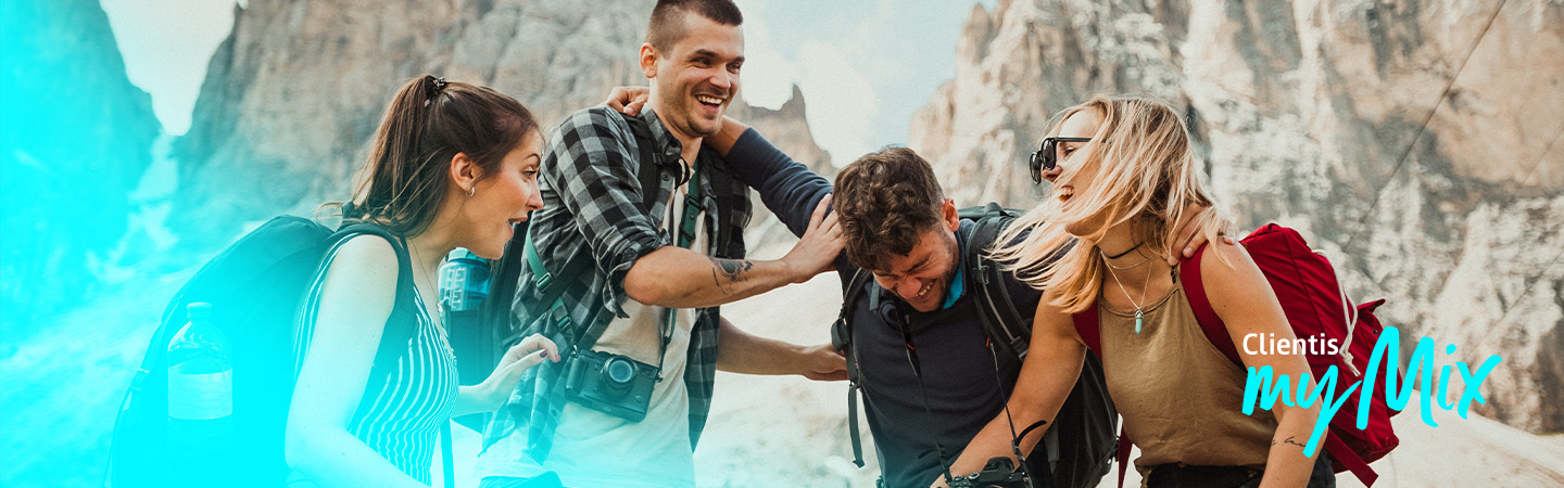 Jugendliche beim Bergsteigen