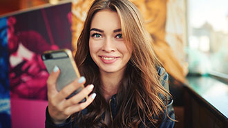 Junge Frau Mobile Phone in der Hand