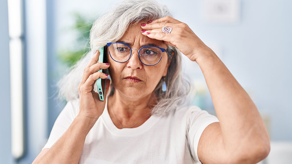 Frau am Telefonieren mit dem Handy