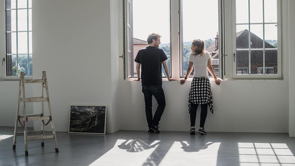 Junges Paar in neuer Wohnung