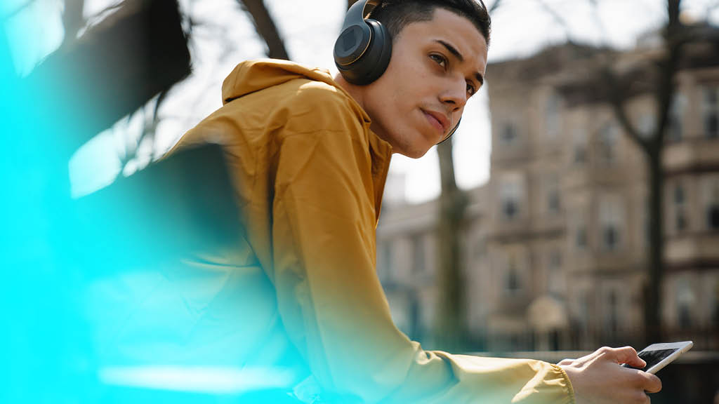 Jugendlicher mit Kopfhörer und Handy
