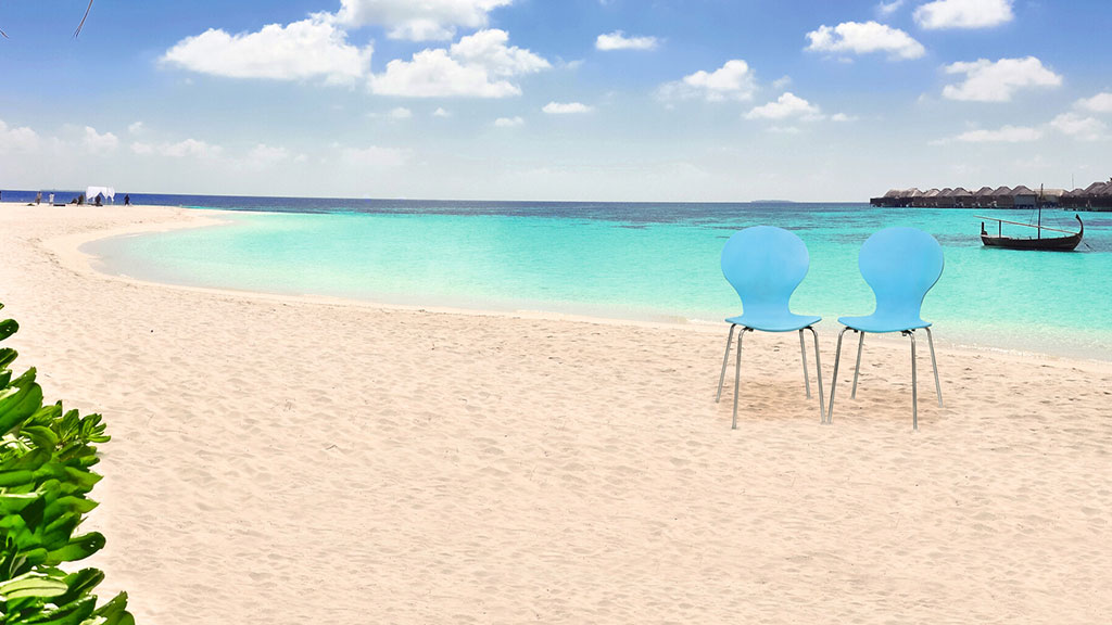 Meeresstrand mit zwei blauen Clientis Stühlen